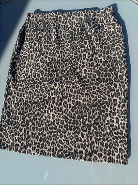 Foil size 8 pull on leopard print skirt EUC